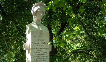 Kozma Sándor síremléke a Fiumei úti sírkertben (Fotó: NÖRI) 541435101_1200303235472058_1516222276903179652_n (1).jpg