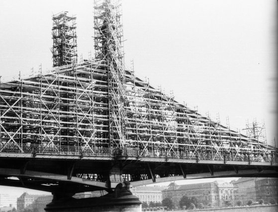 A híd felújtása 1980-ban (Fotó: Fortepan/képszám 79555) fortepan_79555.jpg