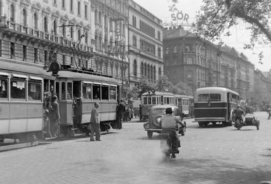 A budapesti forgalom 1950-ben (Fotó Fortepan/Magyar Rendőr) fortepan_16583.jpg