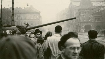 A Fővám tér 1956-ban (Fotó: FSZEK Budapest Gyűjtemény) 1956 Fővám tér FSZEK.jpg