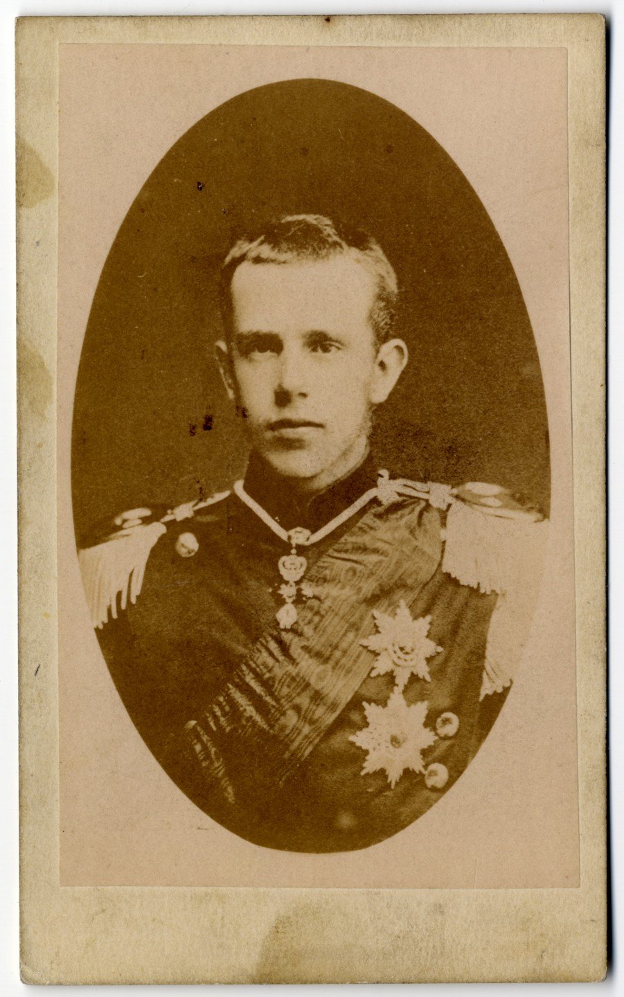 Rudolf királyfi fényképe 1875 körül. A trónörökös elkísérte édesapját az ünnepi megnyitóra (Forrás: Magyar Nemzeti Múzeum Történeti Fényképtár) népszínház-7.jpg