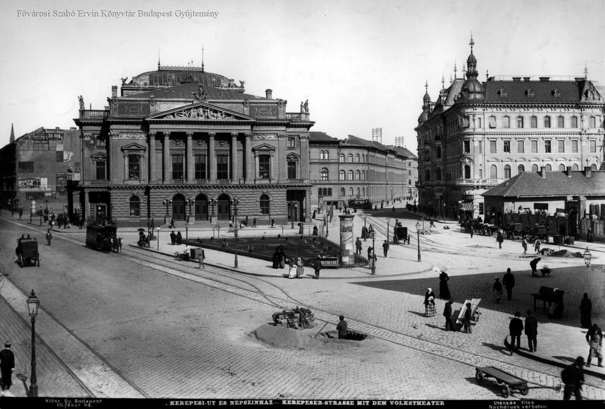 Térkövek, járdák, lóvasút sínpárokkal, gázlámpák, parkosított tér, hirdető oszlopok. Az urbanizáció jelenségeitől körülvett Népszínház 1893-ban (Forrás: FSZEK Budapest Gyűjtemény) népszínház-10.jpg