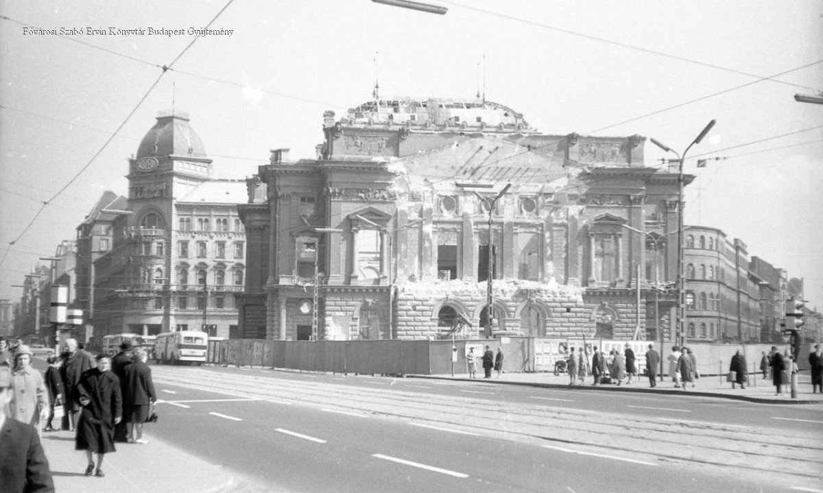 Élt kilencven évet. 1875-ben felavatták, 1965-ben felrobbantották (Forrás: FSZEK Budapest Gyűjtemény) népszínház-16.jpg