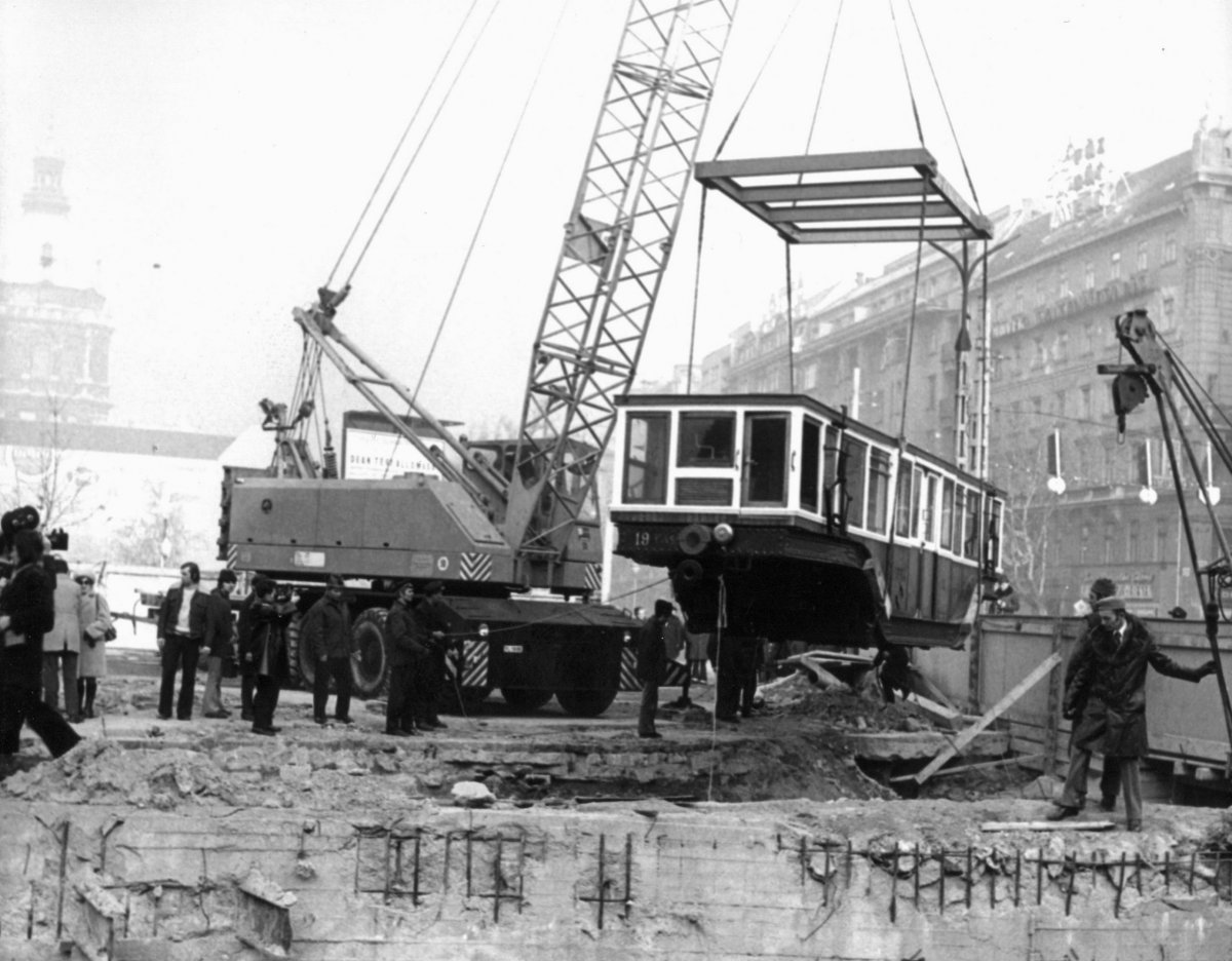 Az egyik, a 19-es pályaszámű kocsi beemelése (Fotó: Fortepan/képszám 212501) fortepan_212501.jpg