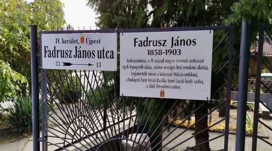 Életrajzzal, rövid ismertetővel ellátott utcatábla Újpesten (Fotó: ujpestmedia.hu) fadrusz_utca2 (2).jpg