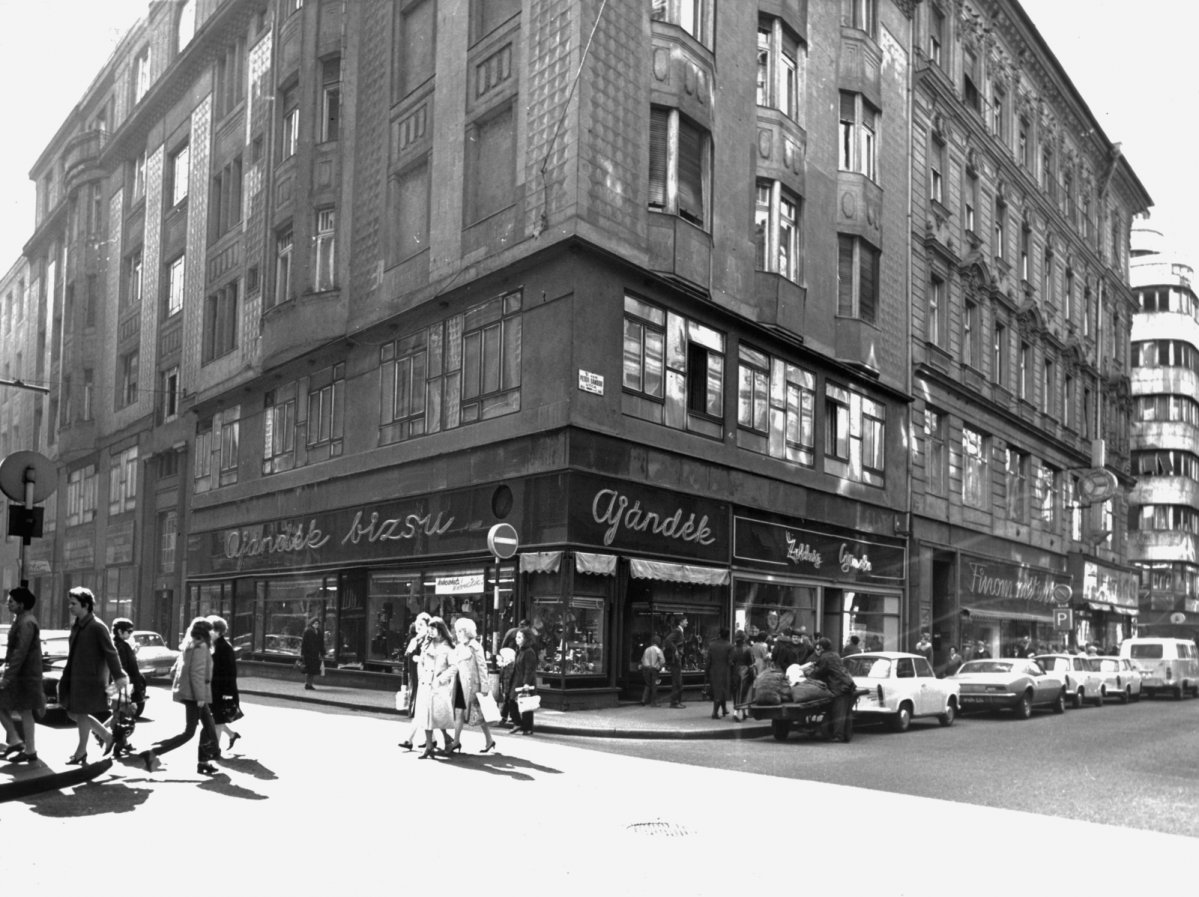 Petőfi Sándor utca – Haris köz sarka 1971-ben, ahol egykor a Horvát-ház állt, amiben Vörösmarty lakott 1848-ban (Fotó: Budapest Főváros Levéltára, HU_BFL_XV_19_c_11 - Fortepan) fortepan_103861.jpg