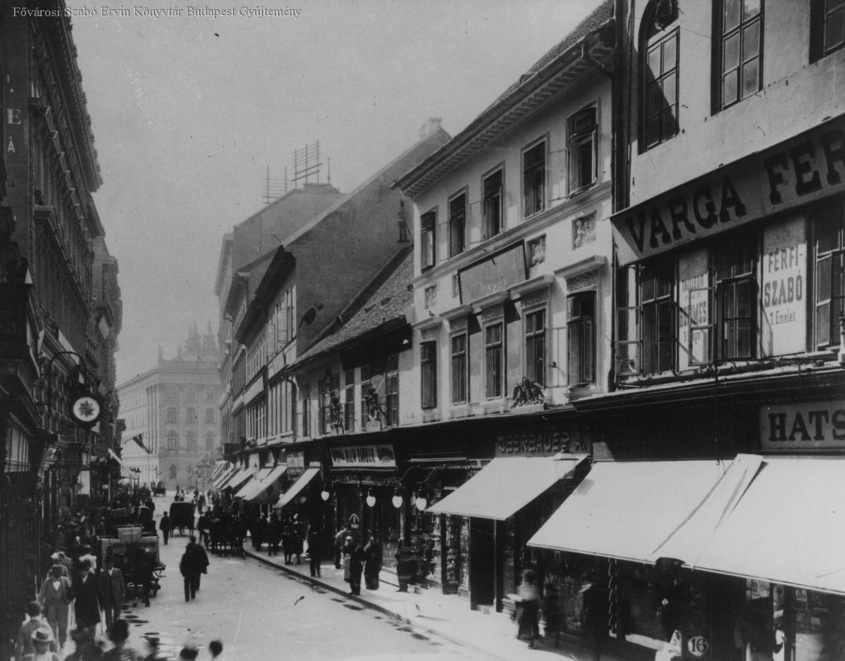 A Váci utcai Kappel-házban volt Vörösmarty utolsó lakása Pesten. A Váci utca az 1900-as évek környékén, jobbról a negyedik, kétemeletes épület az egykori Kappel-ház (Forrás: FSZEK Budapest Gyűjtemény) Fszek_010156.jpg