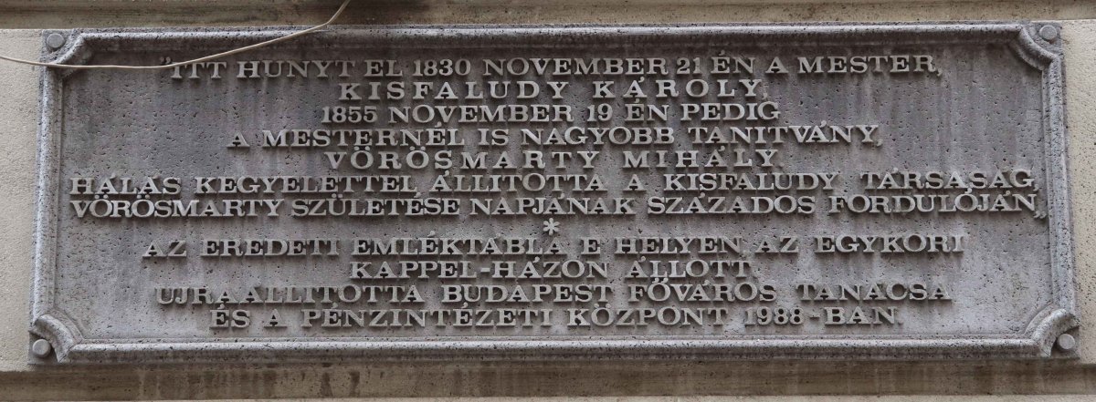 A ház falán tábla emlékeztet Kisfaludy és Vörösmarty halálára (Fotó: Dubniczky Zsolt/Pestbuda.hu) IMG_5681_1.jpg