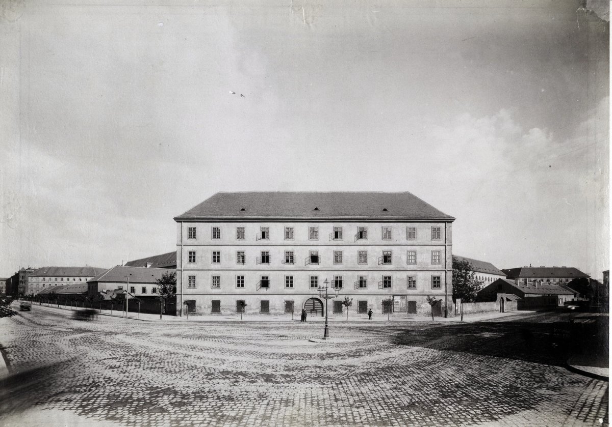 Az Újépület Báthori és Nádor utca közötti szakasza 1896 körül (Forrás: Fortepan/Budapest Főváros Levéltára. Levéltári jelzet: HU.BFL.XV.19.d.1.08.049 02 újépület fortepan_82574.jpg