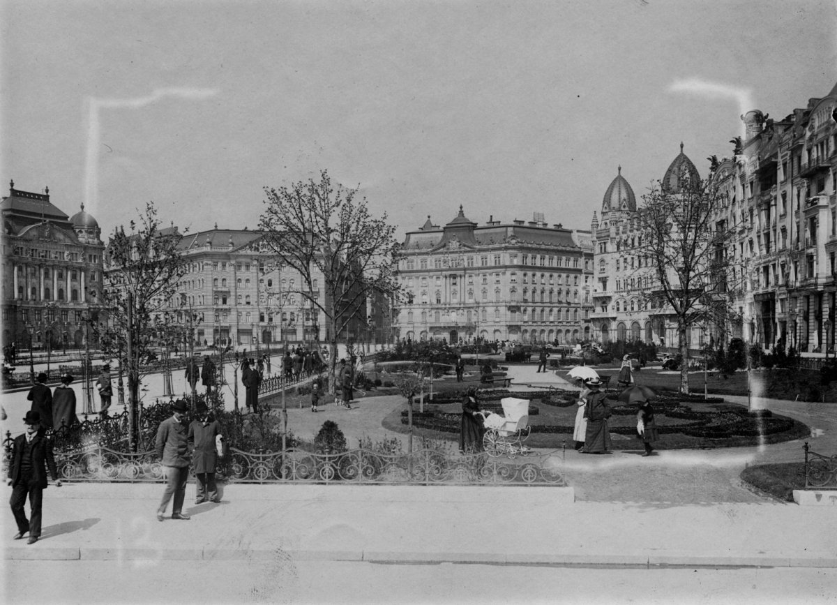 A Szabadság tér a XX. század elején (Forrás: Fortepan/Képszám: 277886) 03 szab tér fortepan_277886.jpg