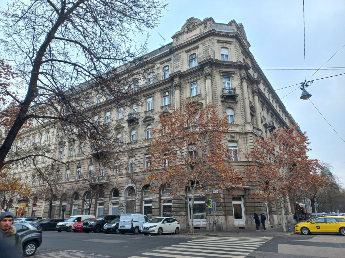 Az épület Nádor utcai homlokzata (Fotó: Dobó Dávid/pestbuda.hu) 07 nádor felől.jpg