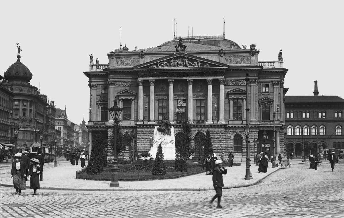 Blaha Lujza tér, szemben a Népszínház (a későbbi Nemzeti Színház) épülete, előtte Tinódi Lantos Sebestyén szobra 1908-ban (Fotó: Fortepan/Képszám: 277832) fortepan_277832 (1).jpg