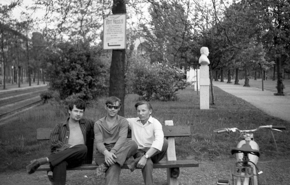 Hermina (Május 1.) út és a Városligeti körút közötti park, a Zichy Mihály úttól a Közlekedési Múzeum felé nézve, háttérben a Művészsétány szobrai, 1960-as évek (Forrás: Fortepan/ Képszám: 59421) fortepan_59421 (1).jpg