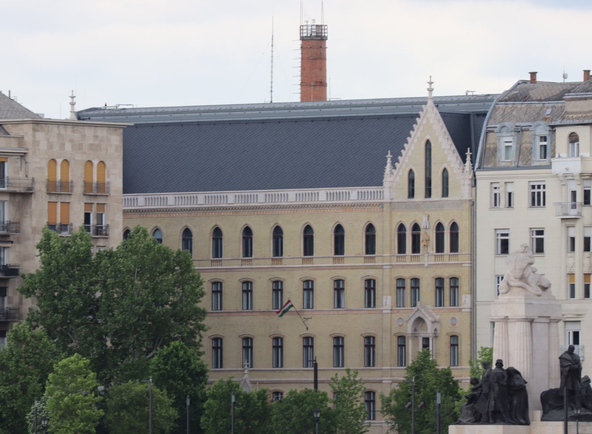 A bérház épülete napjainkban. Az udvarán elhelyezett kémény alighanem napjainkban is működik (Fotó: Dubniczky Zsolt/pestbuda.hu) IMG_8074.JPG