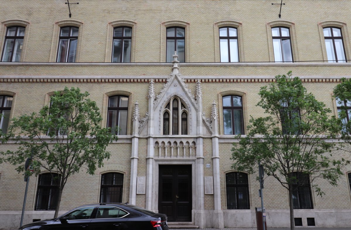 A Tisza Lajos Irodaház gótikus, vimpergás főbejárata napjainkban a helyreállítás után (Fotó: Dubniczky Zsolt/pestbuda.hu) IMG_8046.JPG
