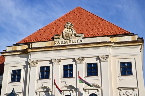 várszínház címer.jpg