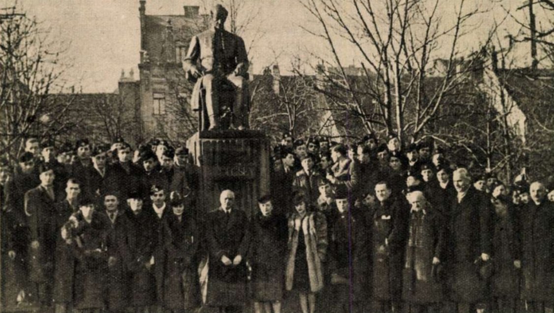 A szobor eredeti helyén, a Batthyány tér közepén arccal az Országház felé 1940-ben, a Kölcsey-emléknapok alkalmából történt koszorúzás után (Forrás: Képes Vasárnap, 1940. december 15., Szász Béla felvétele) A Kölcsey-emléknapok során ünnepélyesen megkoszorúzták Kölcsey Ferenc emlékszobrai, (Szász Béla (felv) Képes Vasárnap, 1940. december 15.jpg