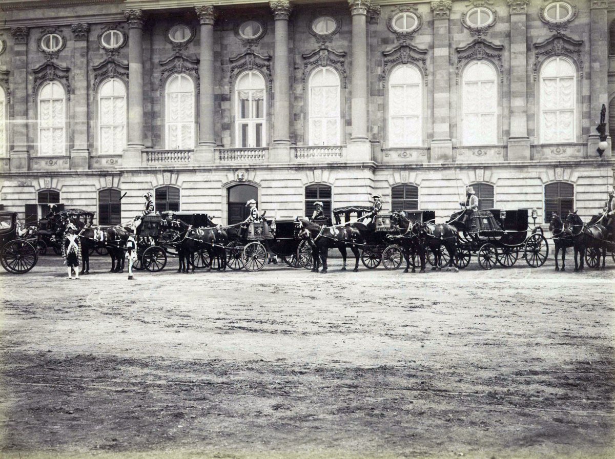 A díszhintók sora (Fortepan / Budapest Főváros Levéltára. Levéltári jelzet: HU.BFL.XV.19.d.1.09.172) fortepan_82820.jpg