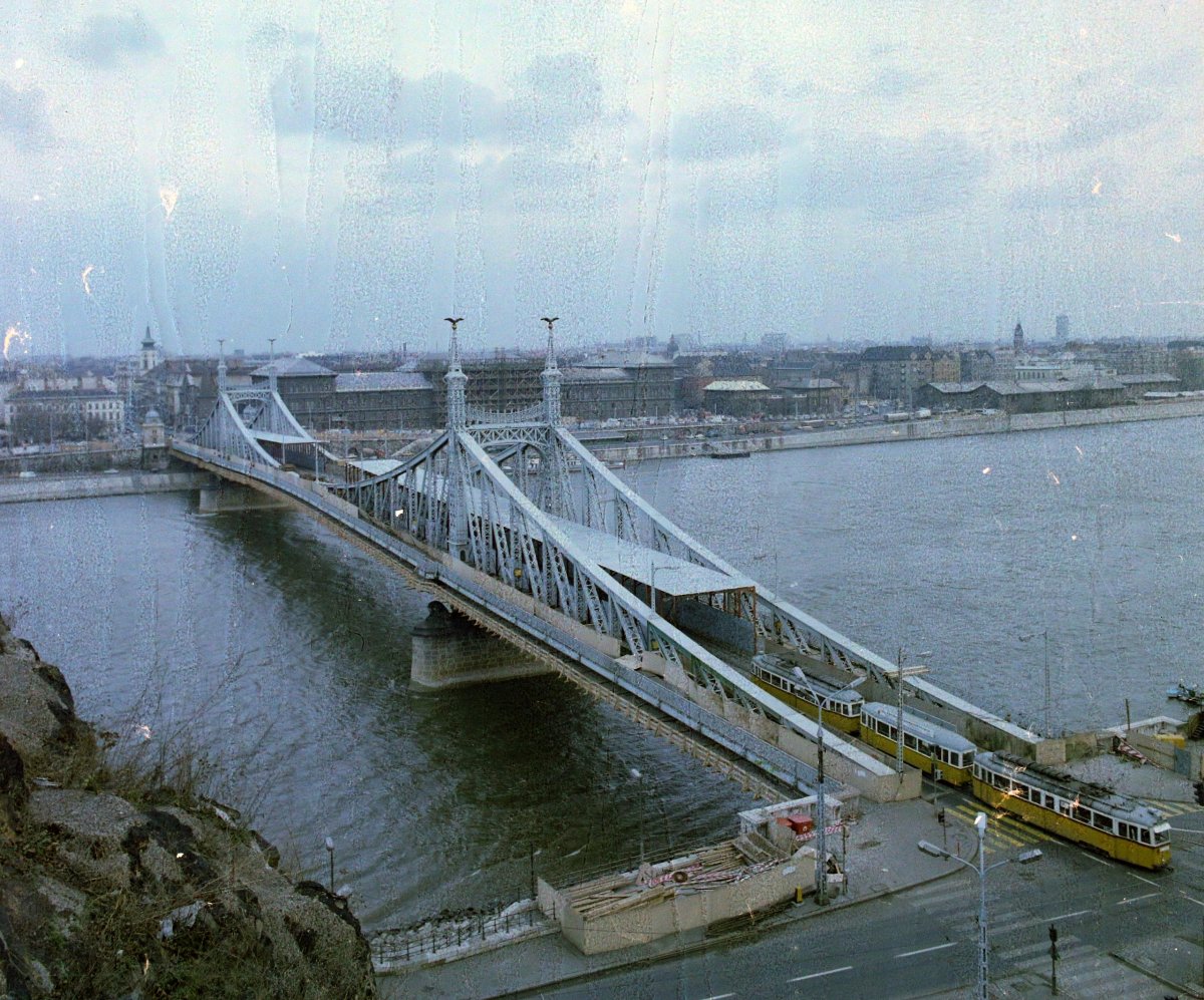 A még szürke híd a pályára épített alagúttal (Fotó: Fortepan / UVATERV) fortepan_99490.jpg