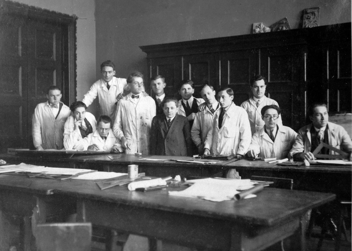 Az Iparművészeti Iskola diákjai, középen pedig Kaesz Gyula bútortervező, 1927. (Forrás: Fortepan/Képszám: 11538) 02 fortepan_11538.jpg