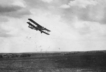 191920_fortepan_41565_1928_az_imperial_airways_angol_legiforgalmi_tarsasag_city_of_budapest_nevu_armstrong_whitworth_argosy_tipusu_repulogepe_.jpg